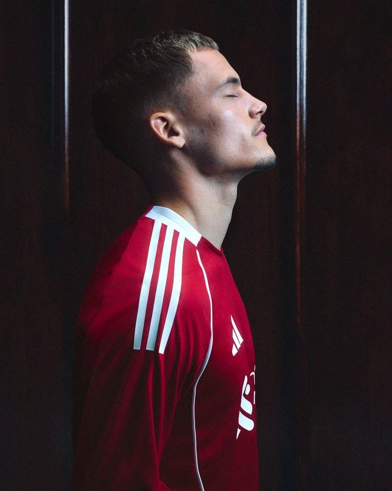 Florian Wirtz im neuen Adidas-Trikot des FC Liverpool 