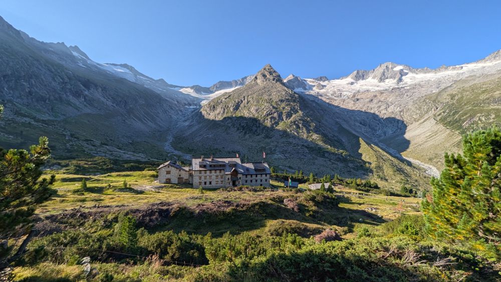 Die Berliner Hütte inmitten der majestätischen Berglandschaft des Zemmgrundes im Zillertal