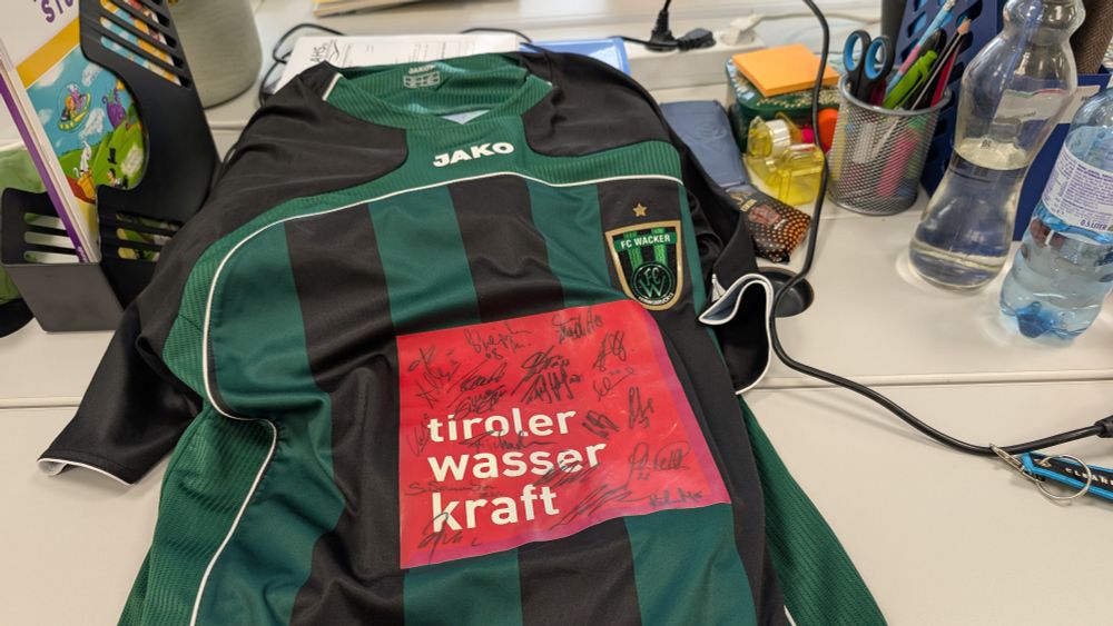 Trikot des FC Wacker Innsbruck auf einem Schreibtisch liegend