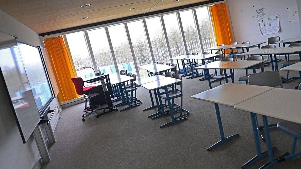 Sachsen spart und halbiert die Schulbudgets. Gekürzt wurde bei Ganztagsangeboten und Vertretungsunterricht. Es droht ein Unterrichtsausfall wie nie. Elternvertreter und GEW fordern ein Einlenken des K...