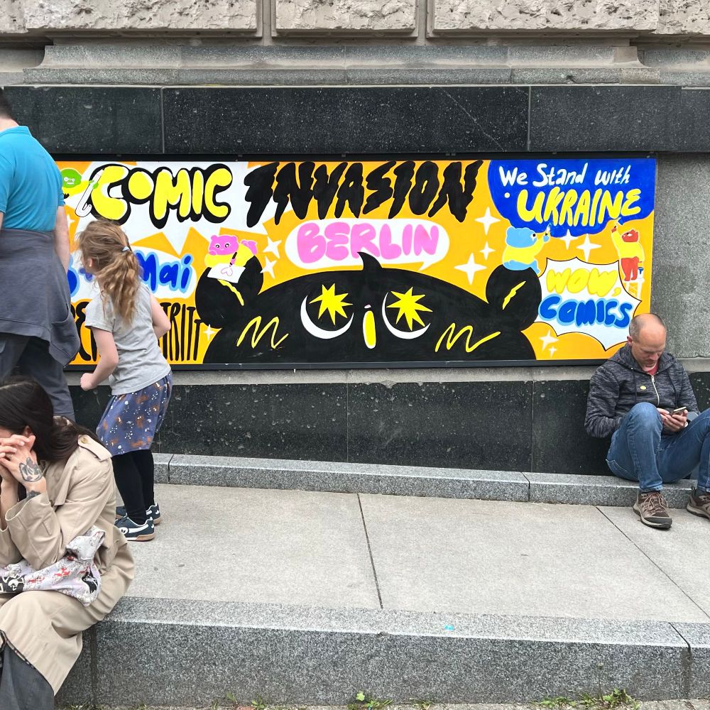 Das von Amé Binnarä Kim gemalte Plakat am Eingang des Festivals