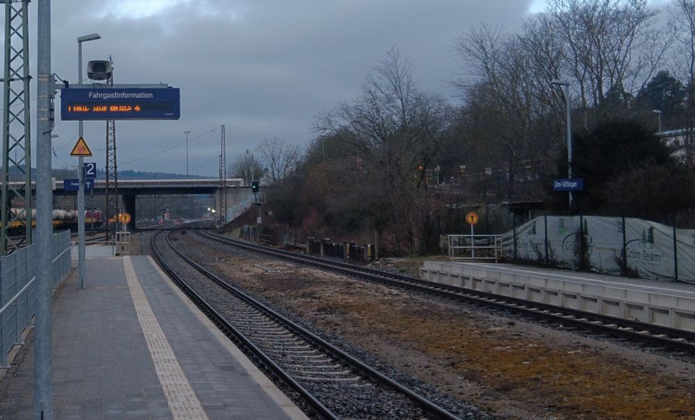 Eine elektronische Anzeigetafel, die nur wirren Zeichensalat anzeigt, am Gleis 2 in Ulm-Söflingen