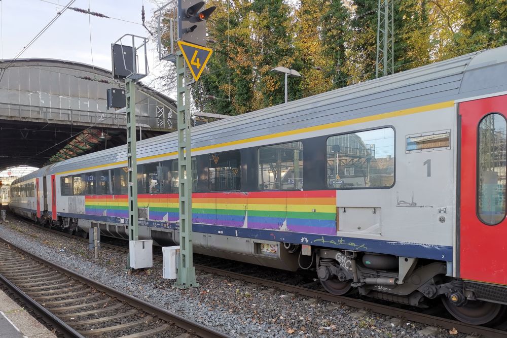 Wagen mit Regenbogenfarbigem Aufkleber, der abblättert 