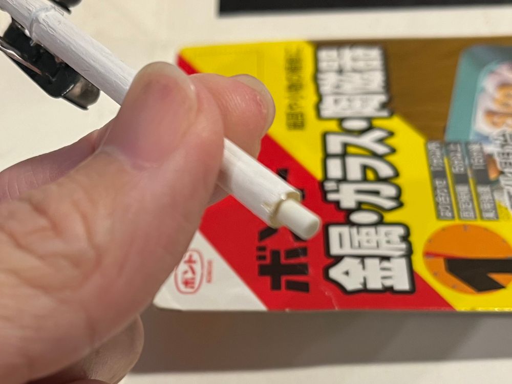 ランナー切れ端をエポキシ接着剤で固定