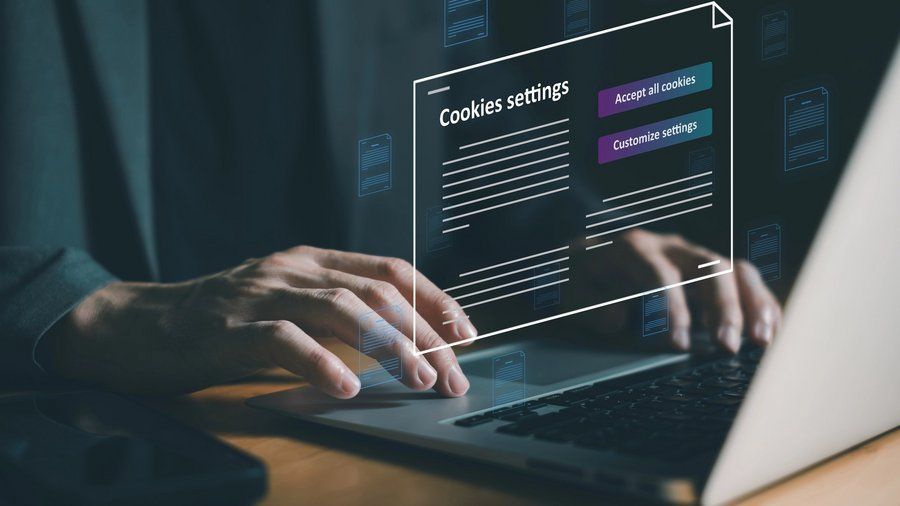 Der erste Dienst zur Einwilligungsverwaltung von Cookie-Bannern wurde anerkannt. Endet damit die Cookie-Banner-Flut?
Mit der Einwilligungsverwaltungsverordnung (EinwV) sollte die Cookie-Banner-Flut eigentlich ein Ende finden. Bisher konnten Nutzer:innen allerdings keine Veränderung bemerken. Das soll sich jetzt ändern. Die Bundesdatenschutzbehörde erkennt den ersten Dienst an, mit dem eine automatische Einwilligung vorgenommen werden kann.

Was regelt die Einwilligungsverwaltungsverordnung?
Die EinwV wurde auf Grundlage des Telekommunikations-Digitale-Dienste-Gesetzes geschaffen. Sie schafft den rechtlichen Rahmen für Anbieter, die eine zentrale Lösung zur Einwilligung oder Nichteinwilligung von Cookies bieten wollen. So soll die Möglichkeit geschaffen werden, Entscheidungen dauerhaft (zum Beispiel im Browser) zu speichern. Was Webseiten-Betreiber:innen beachten müssen, haben wir in diesem Artikel bereits behandelt.

Browser-Plug-In Consenter erfüllt Bedingungen
Die Berliner Legal-Tech-Firma Law&Innovation Technology hat das Browser Plug-In Consenter entwickelt, welches die gesetzlichen Vorgaben der EinwV erfüllen, wie Heise berichtete. Die Bundesbeauftragte für den Datenschutz und Informationsfreiheit, Louisa Specht-Riemenschneider, stellte mit Datierung vom 17. Oktober fest, dass Consenter alle Vorgaben erfüllt. Mit dem Plug-In können Einwilligungen und Ablehnungen über verschiedene Webseiten hinweg verwaltet werden. 

Ende November soll das Tool der Öffentlichkeit zur Verfügung gestellt werden. 

