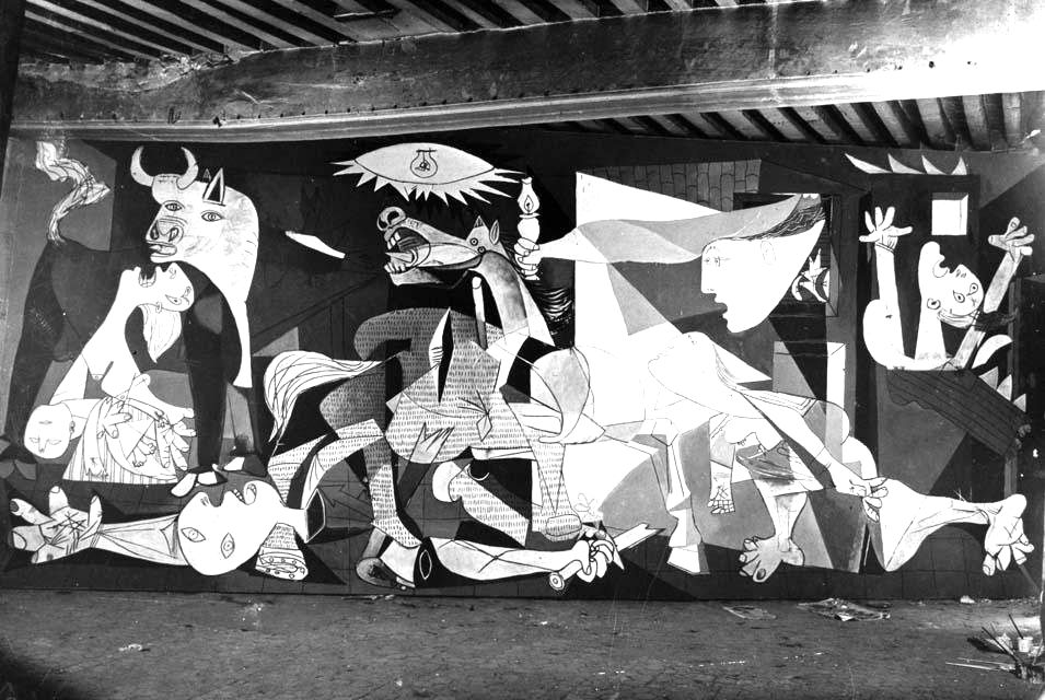 Fotografía del Guernica casi terminado, tomada por Dora Maar en el estudio de Picasso en París.
