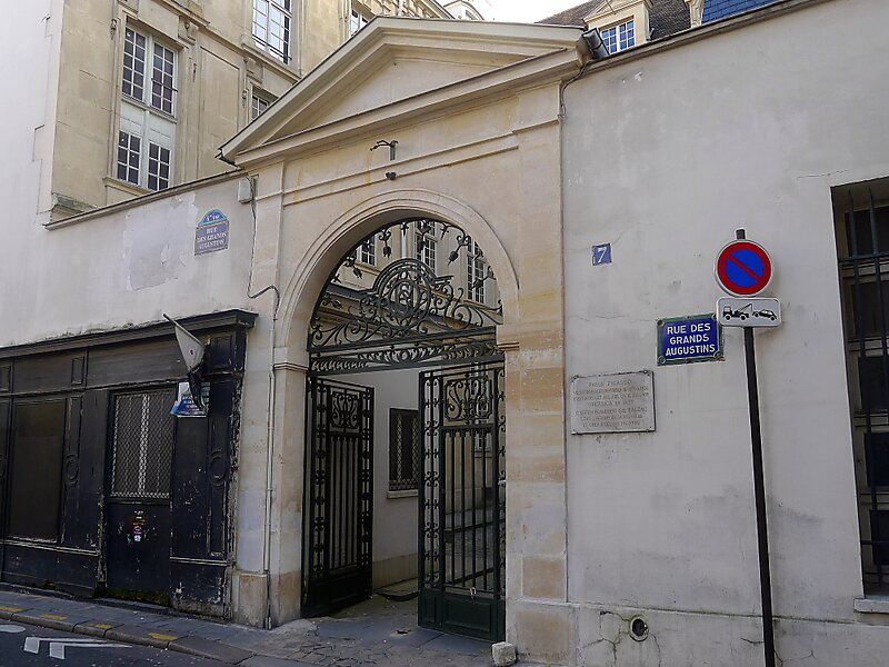 Fotografía actual del portal de entrada en el número 7 de Rue de Grands Augustins, París.