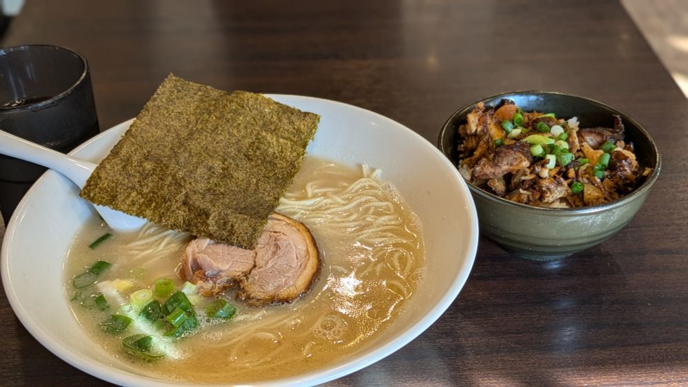 とんこつラーメンとミニ焼き🐷丼（だったかな🤔?）