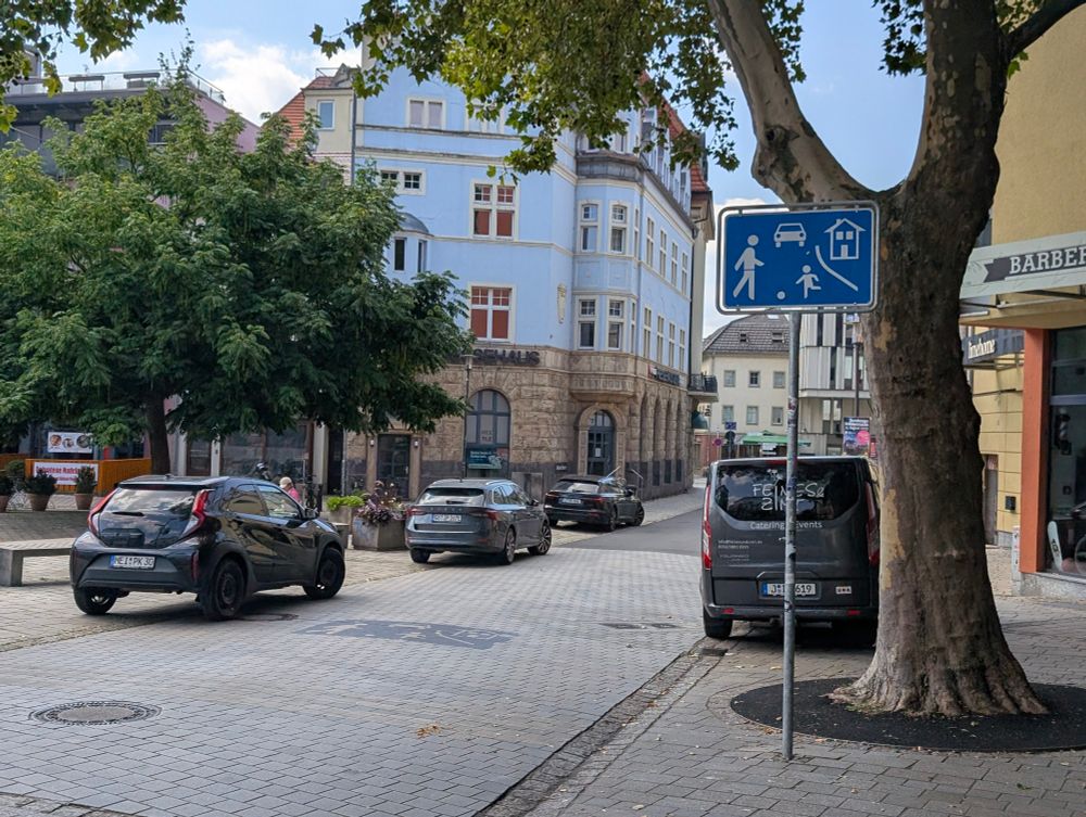 Verkehrsberuhigter Bereich in einer Innenstadt , der durch Autos zugeparkt ist