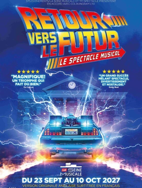 affiche française du spectacle musical Retour vers le futur ; en illustration, la célèbre DeLorean.