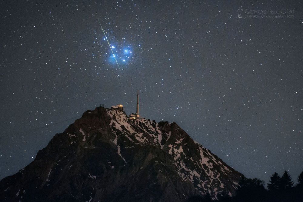 L’observatoire du Pic du Midi de Bigorre, perché à 2877m d’altitude dans les Pyrénées. Au-dessus, l’amas d’étoiles bleutées des Pléiades, traversé par le passage d’une étoile filante.

The Pic du Midi de Bigorre observatory, situated at an altitude of 2877m in the Pyrenees. Above, the Pleiades cluster of bluish stars, crossed by the passage of a shooting star.