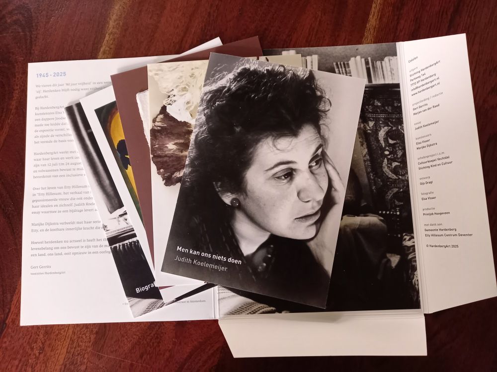 Inhoud van het mapje. Essay van Judith Koelemeijer, o.a. info over de kunstenaars, en een exclusief kunstwerkje van Elsa Visser.