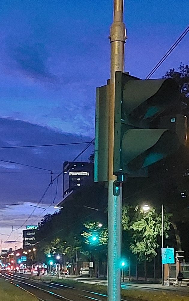 Blaue Stunde und Grüne Welle auf der Aachener Straße ln Köln