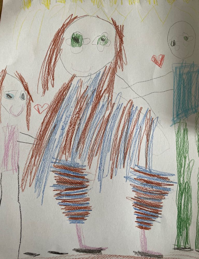 Das Bild zeigt eine Kinderzeichnung mit drei Menschen, die mit Herzen verbunden sind.