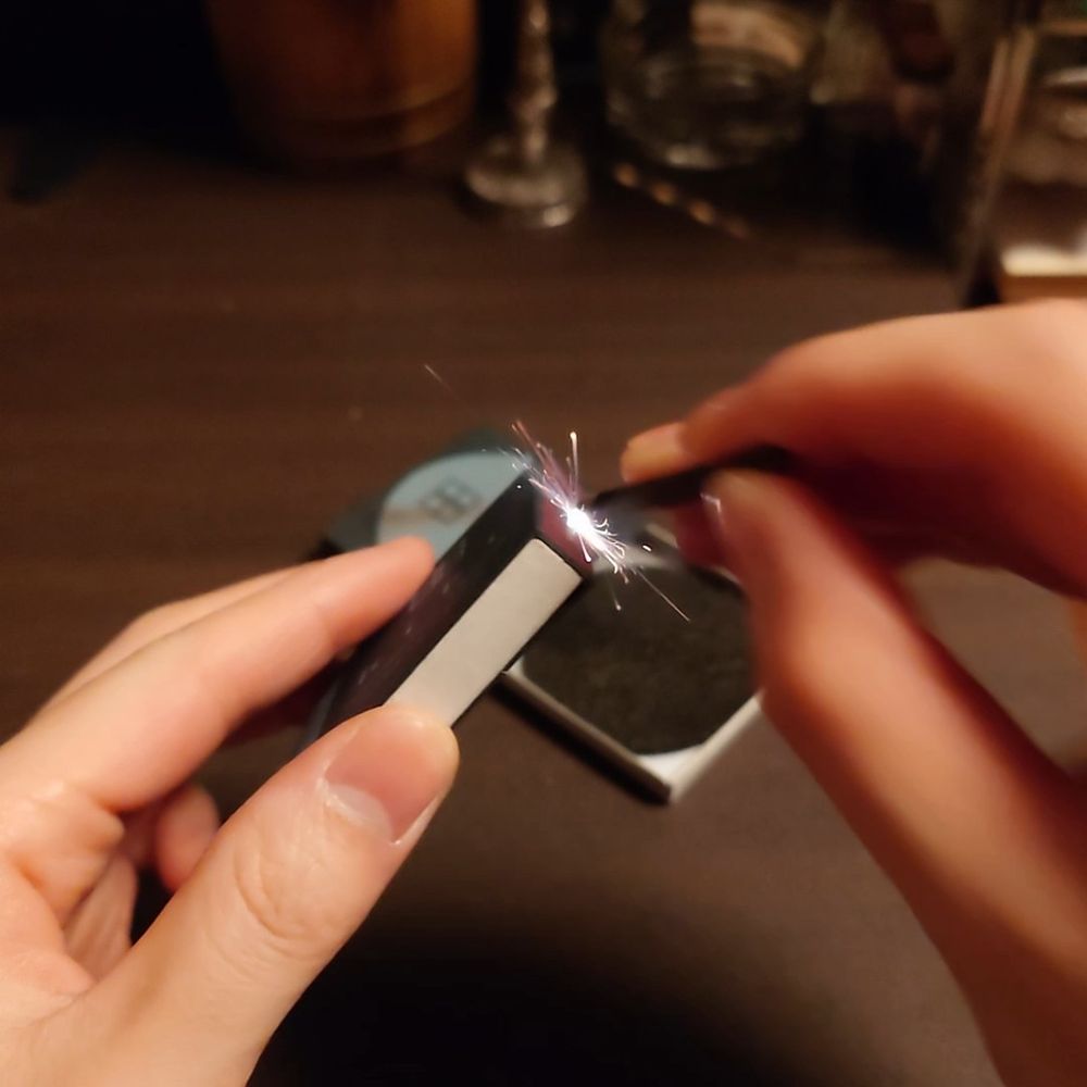 マッチ型の線香を着火しています