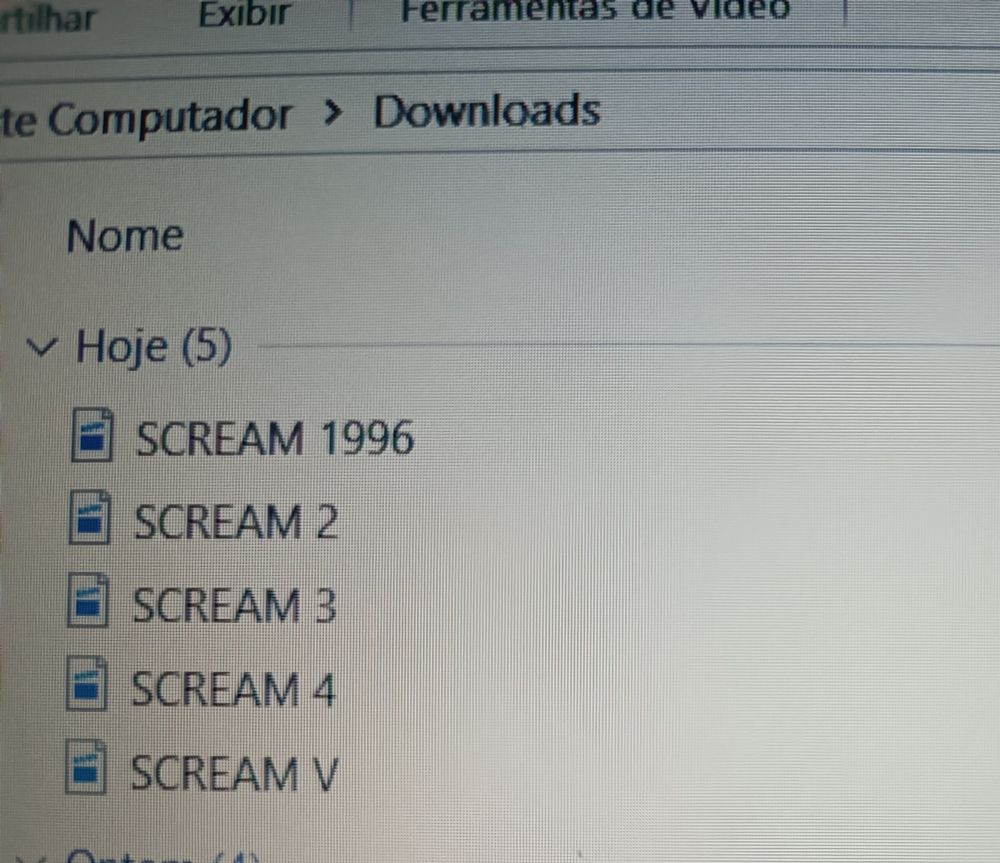 Tela de um computador na aba de downloads. Na data de hoje, tem cinco downloads, dos 5 primeiros filmes da franquia Pânico. 