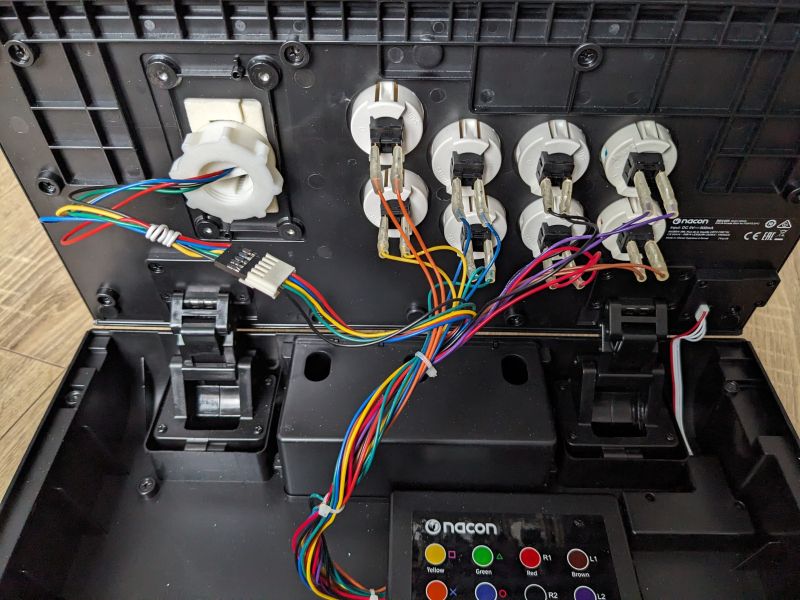 Photo de l'intérieur du stick arcade Nacon Daija avec un mod hitbox pour remplacer le stick.
