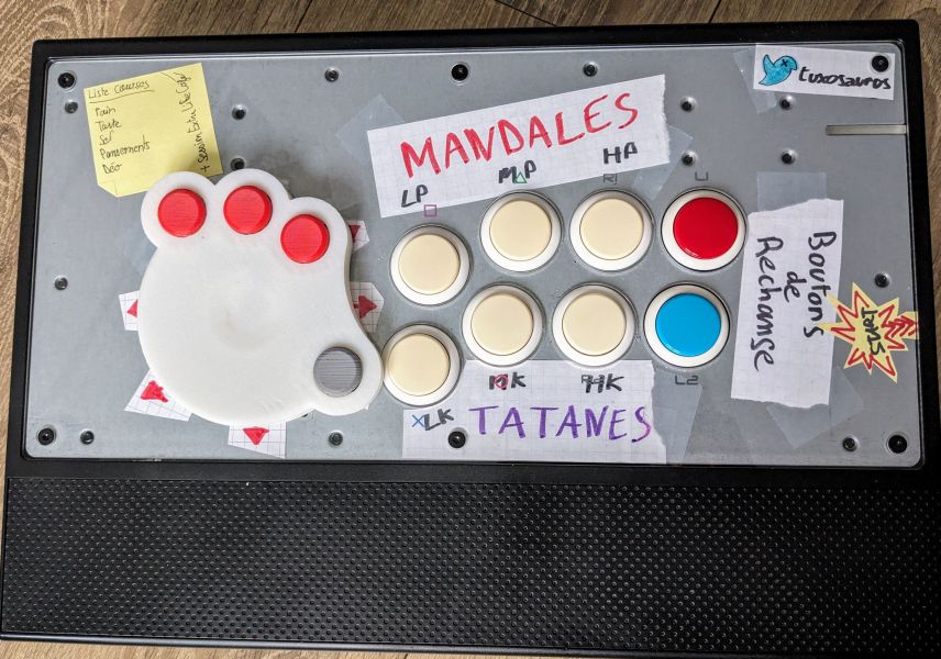 Photo du dessus du stick arcade Nacon Daija avec un mod hitbox pour remplacer le stick.