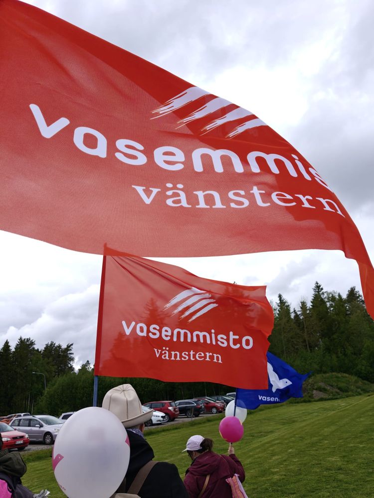 Röda fanor i vinden vid Pixne idrottsplats