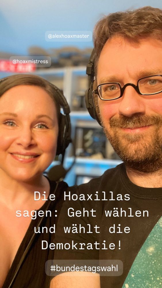 Das Bild zeigt zwei Personen, eine Frau und einen Mann, die gemeinsam in die Kamera lächeln. Beide tragen Headsets mit Mikrofonen, was darauf hindeutet, dass sie sich möglicherweise in einer Podcast- oder Aufnahmesituation befinden. Im Hintergrund sind Regale mit Büchern und Dekorationen zu sehen.
In der Bildmitte befindet sich ein Text, der lautet:
“Die Hoaxillas sagen: Geht wählen und wählt die Demokratie!”
Am unteren Rand des Bildes ist ein Hashtag zu sehen: #bundestagswahl.