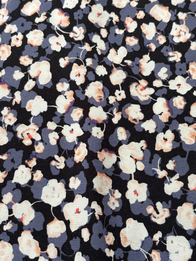 Détail d’un de mes hauts que j’aime particulièrement: des fleurs bleu-violet et roses pâles sur un fond noir