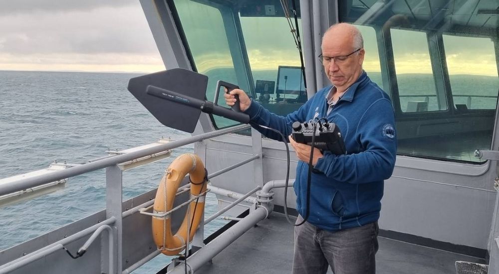 The Norwegian Communications Authority has been with the Coast Guard in the Barents Sea to investigate the GPS signals. Here with Chief Engineer Åsgeir Henriksen.