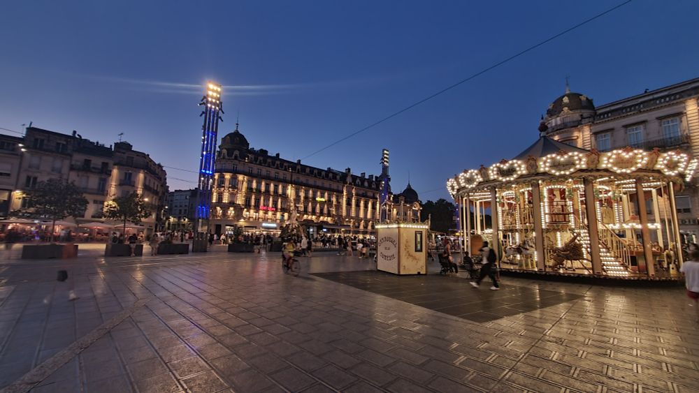 Place du comédie at night