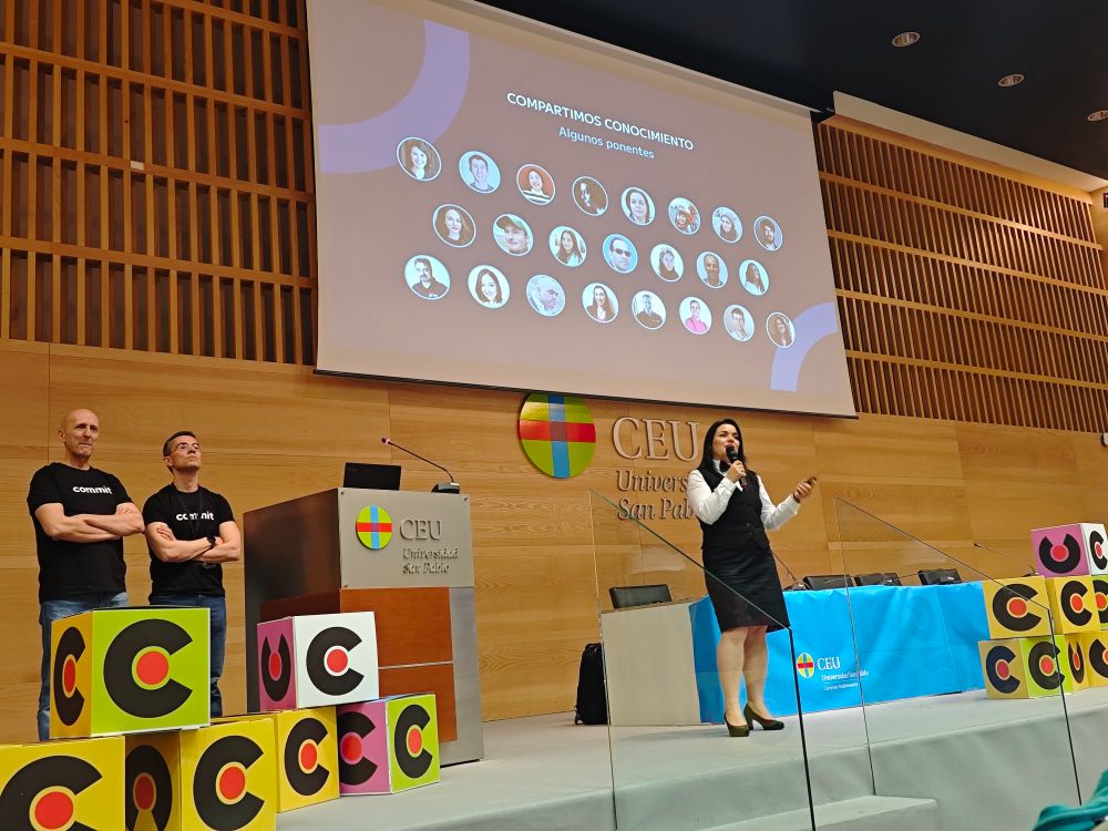 Foto de Isabel haciendo la presentación de Sirviendo Código en CommitConf