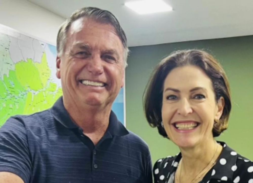 Bolsonaro faz foto com Cristina Graeml à beira das convenções -