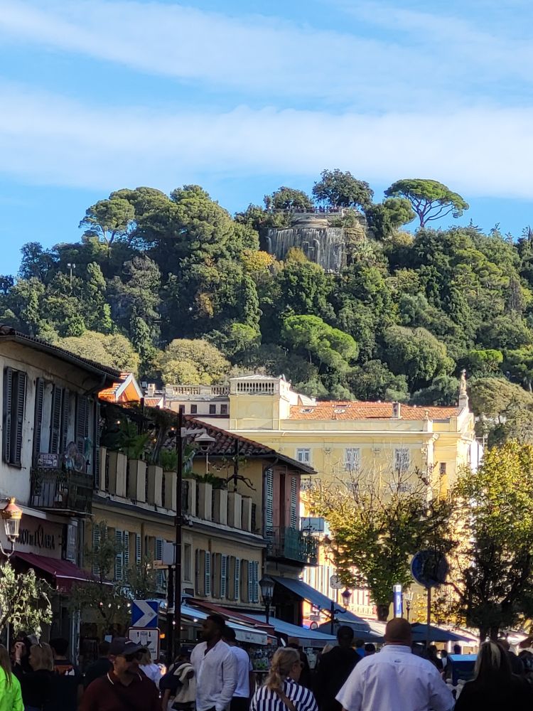 la cascade du Parc de la Colline du Château à Nice, en haut dans les arbres. //  the waterfall in the Park of Castle Hill in Nice, France, high up among the trees. 