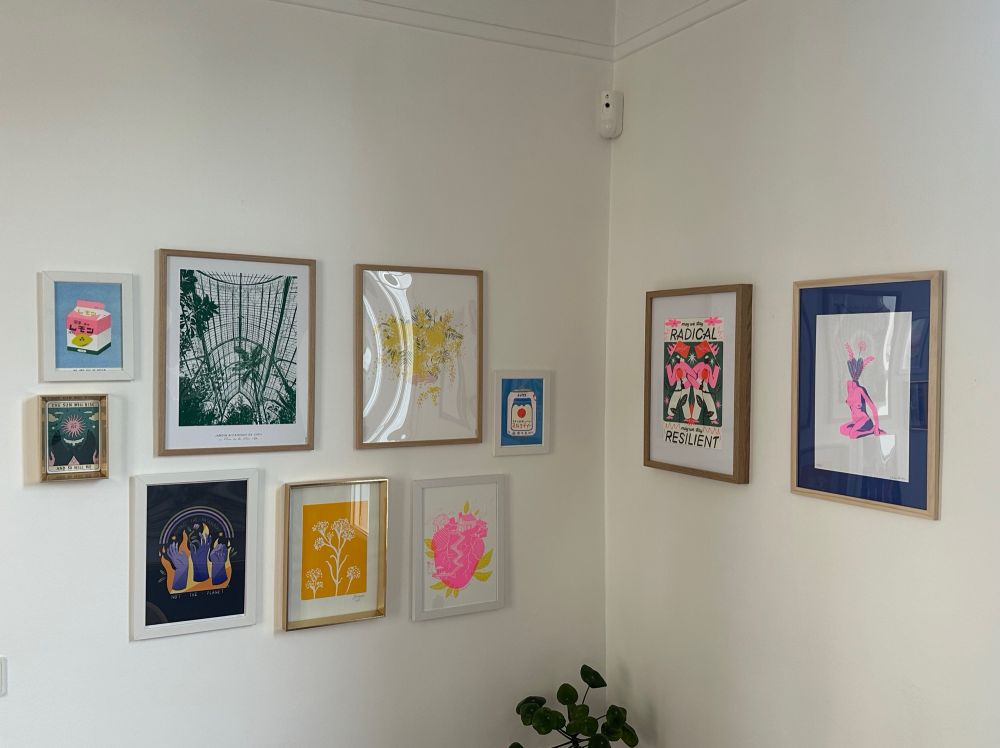 Affiches de Studio Topo, IciJozi, Chloé Poudens, Liliaimemenougat parlant au choix de révolution, brûler le patriarcat, cœur maison, mimosa, serre avec des plantes… 