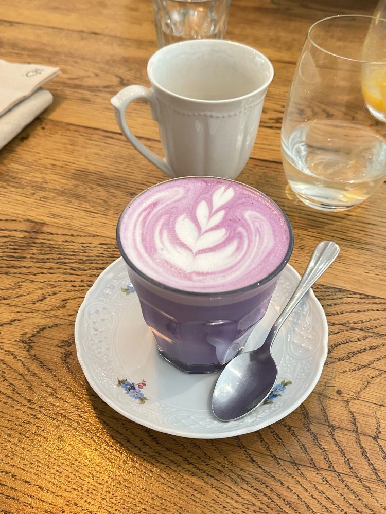 Boisson latte violette 