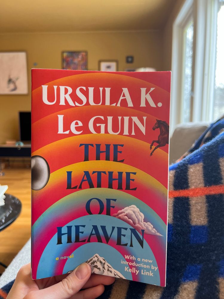 Ursula K. Le Guins «The lathe of heaven» med veldig fargerikt cover