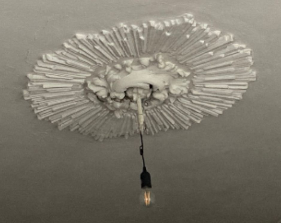 das arschloch mit gluehbirn an gleslie plipps decke 