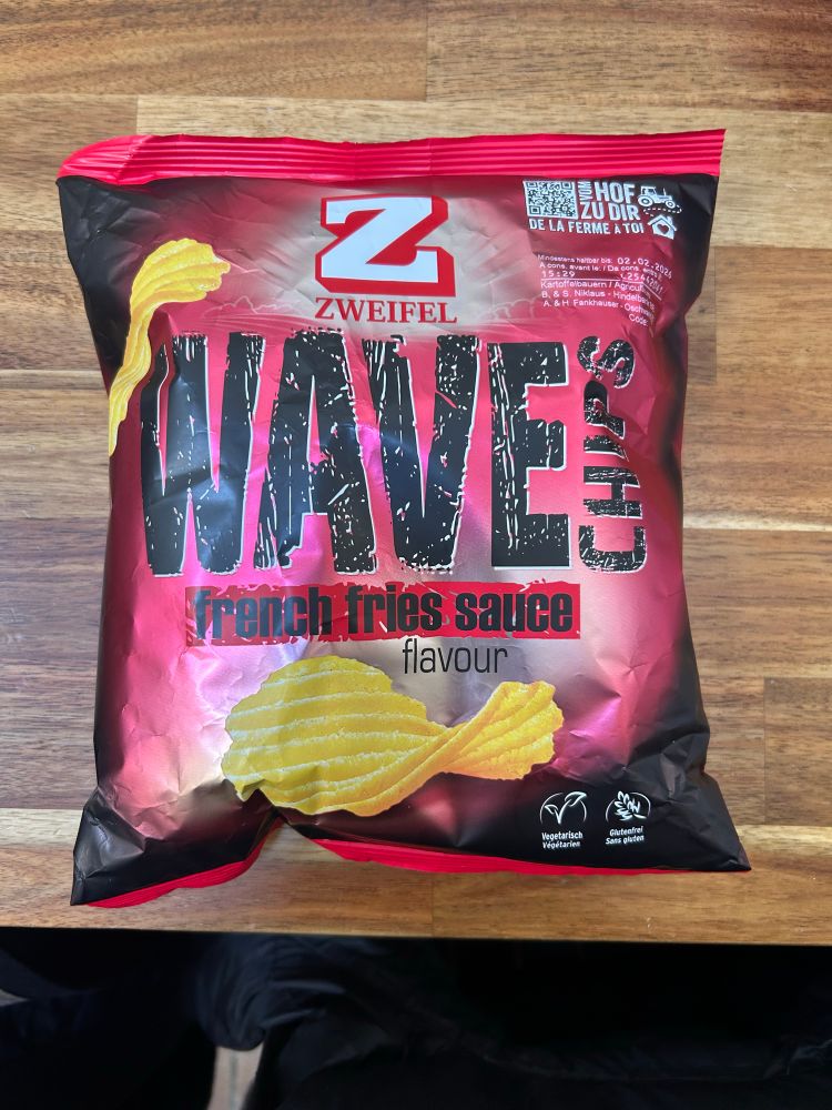Bag of Swiss notion crisps that’s driving me mad because I want to say Taytos but won’t cross that heresy line.
Photo of a pink and black bag of Zweifel Wave Chips. French Fries sauce flavour. 