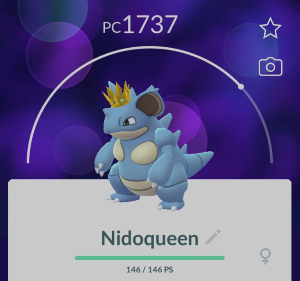 Print do jogo Pokémon GO mostrando o pokémon Nidoqueen usando uma coroa dourada.