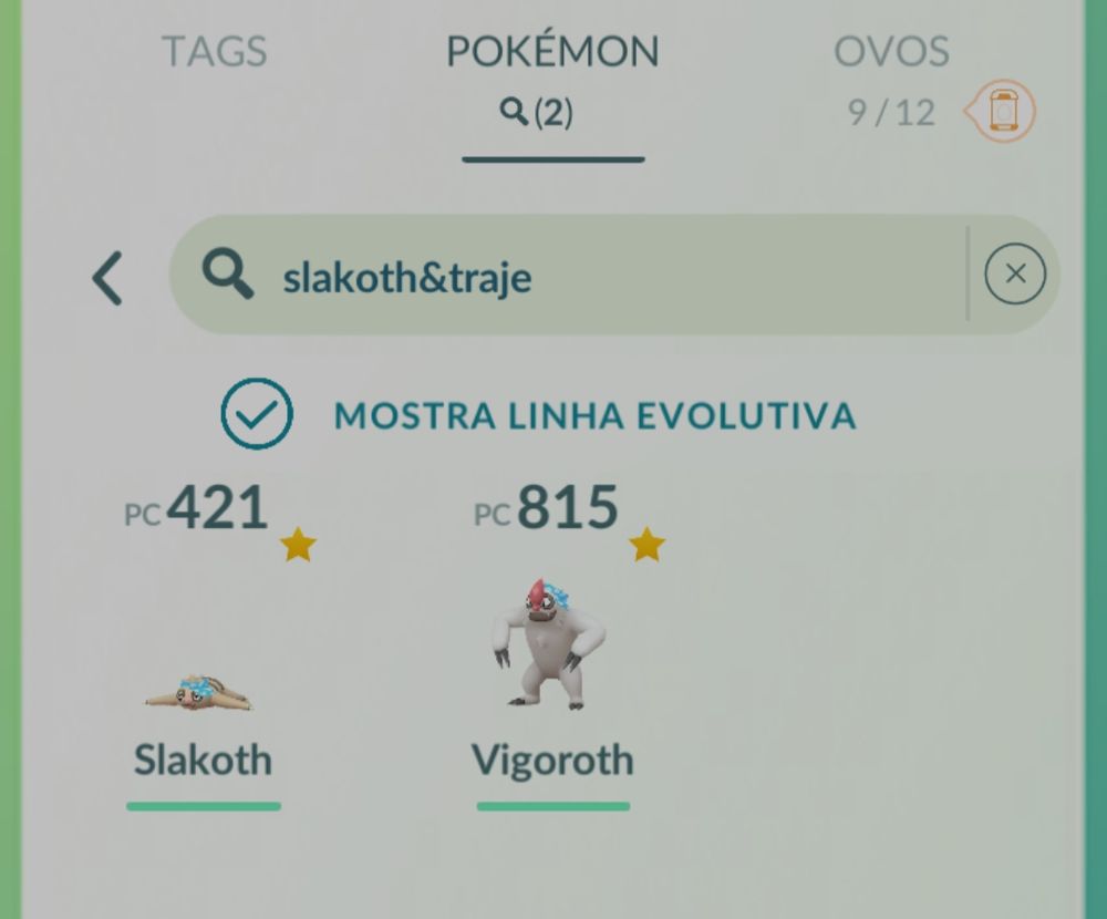 Print de uma tela do jogo Pokémon GO mostrando a página de busca pokémon com o resultada para a palavra "slakoth&traje", com a função "mostra linha evolutiva" ativada, e dando como resultado os pokémon Slakoth e Vigoroth usando uma viseira azul cada um, com a aba virada para a lateral do rosto deles.