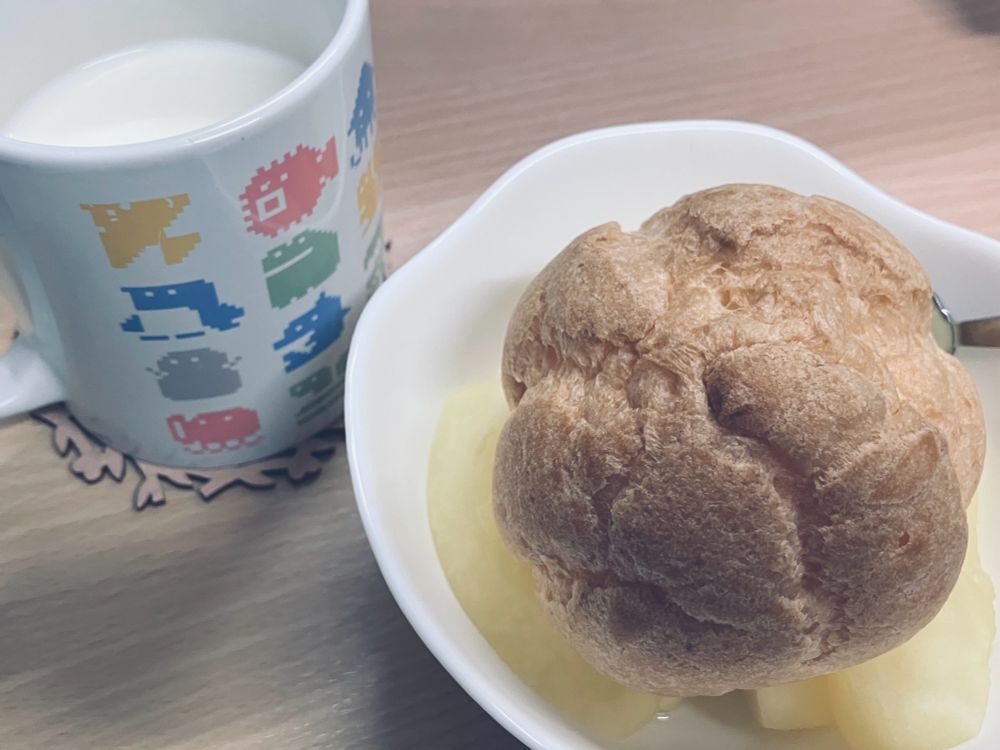 ホットミルク、チンして柔らかくなったくし切りのリンゴの上に乗ったシュークリーム