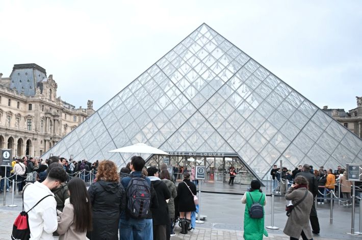 All about the Louvre’s crown jewel heist #Louvre #crimeandcask