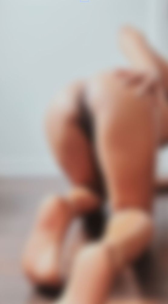 blurred image of glitteringcurves on all fours, grabbing her ass while completely nude 