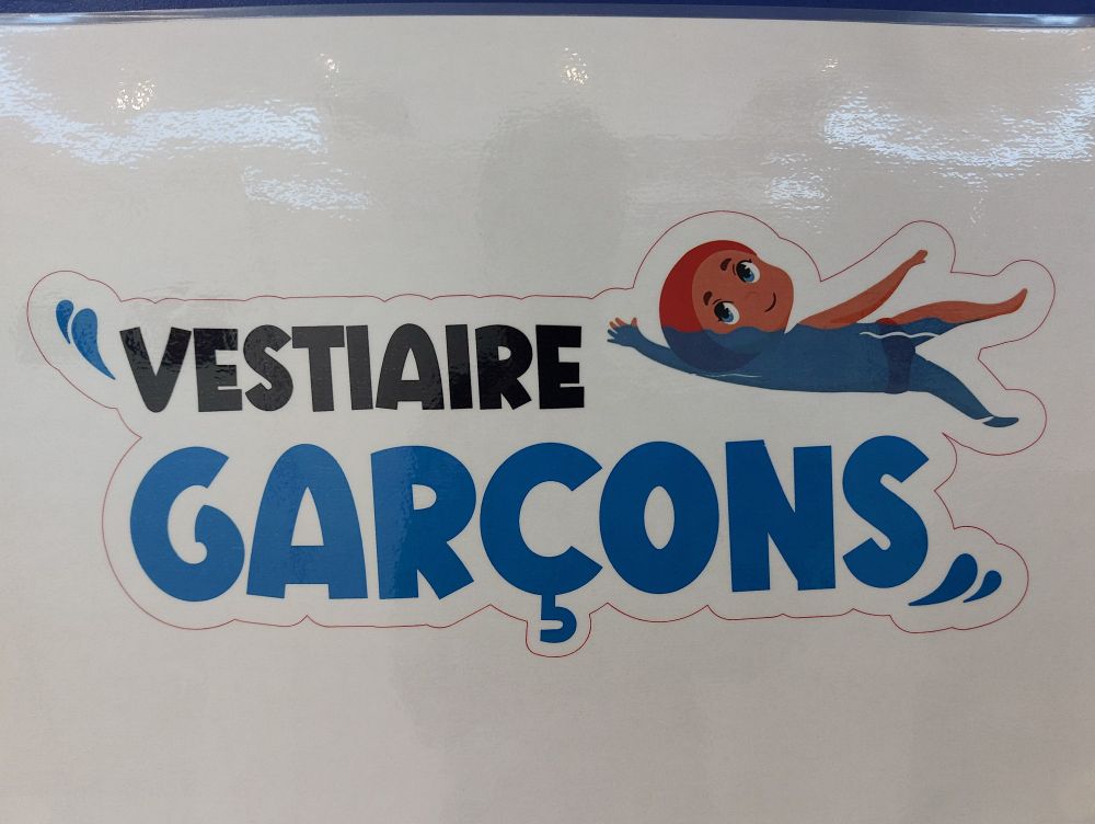 Garçon qui sourit et qui fait du dos crawle