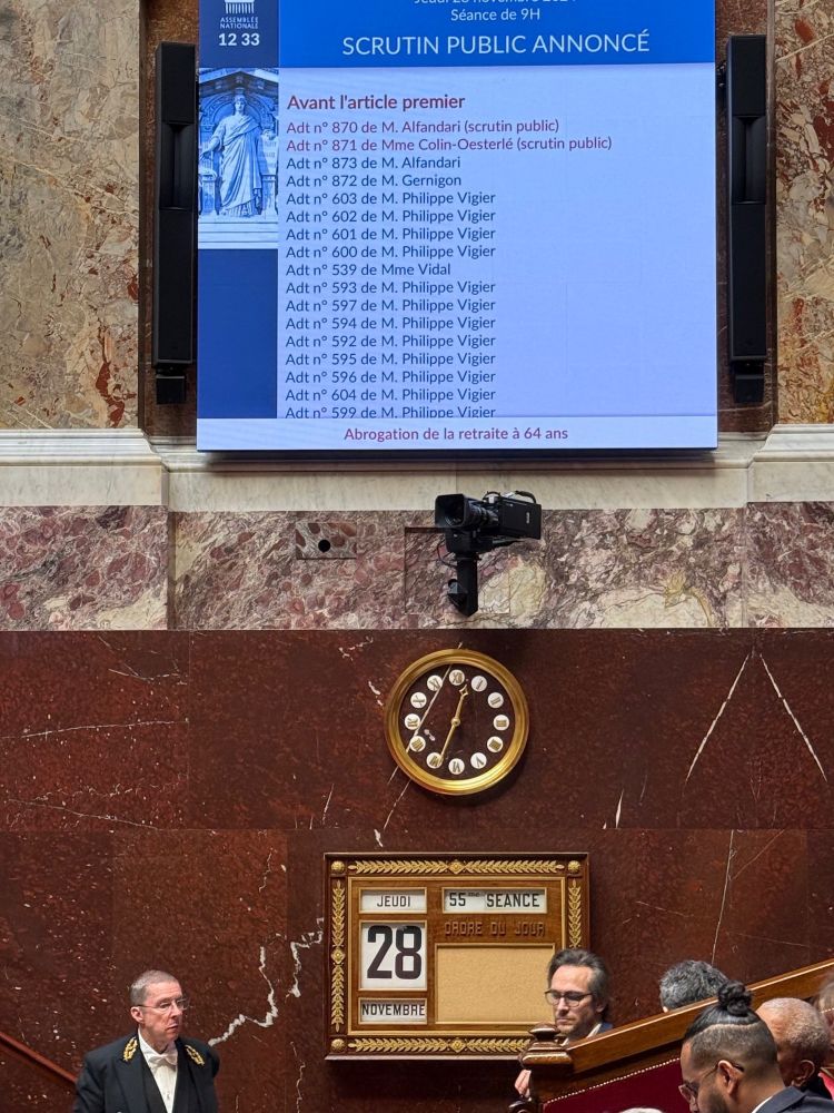 Assemblée nationale. Une horloge indique 12h35.
Et la liste interminable des amendements sur un affichage