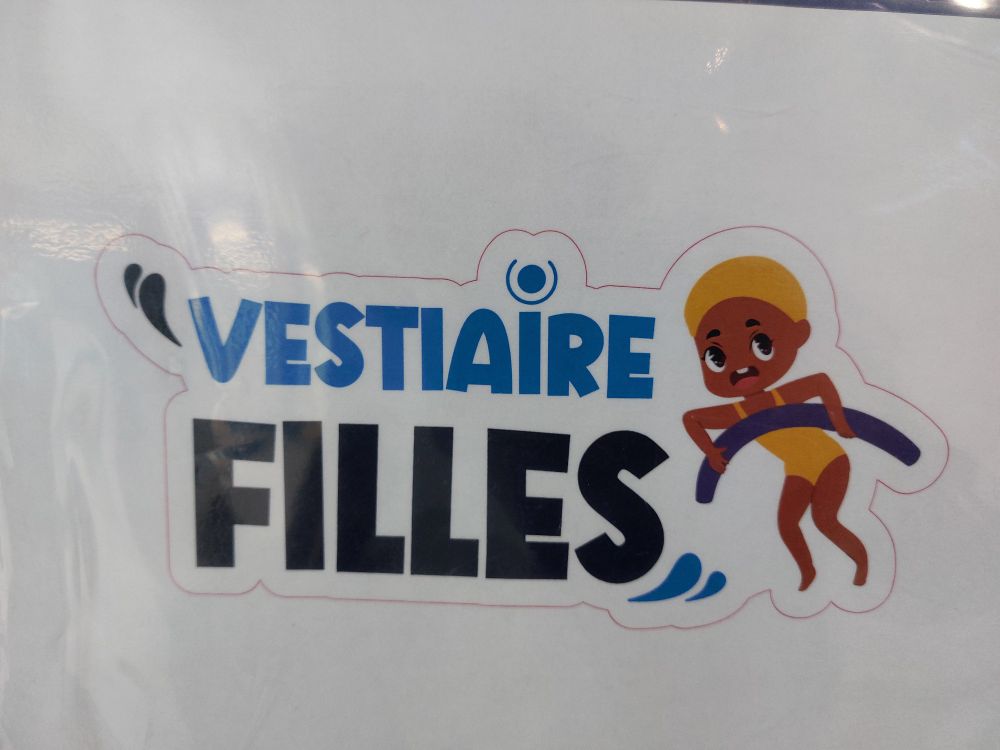 Fille dans une piscine avec une frite et qui a peur.