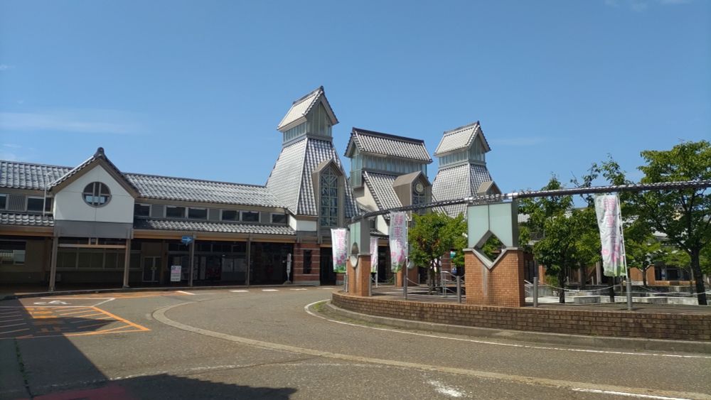 高田駅。改札が木の枠で、人力。交通系icが使えない。ただしNewDaysでは使える。

やはり日本銀行券が最強。地方で無双できる。