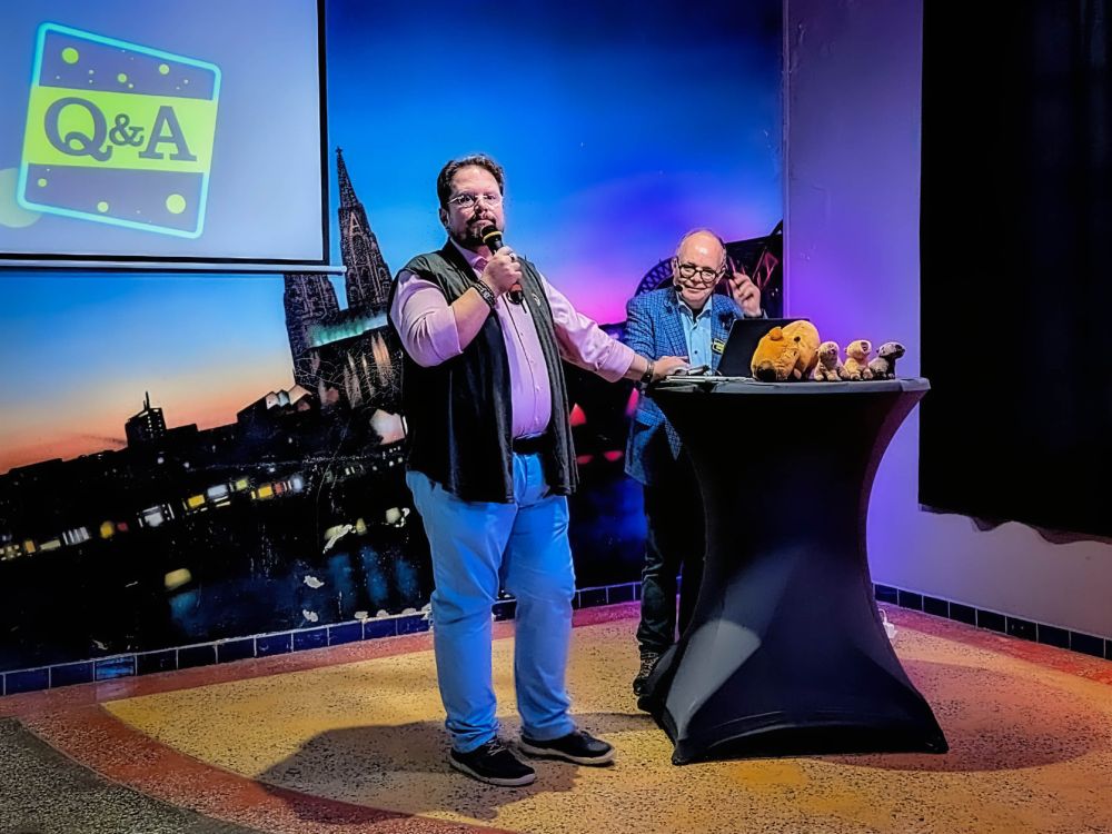 Ralf Neugebauer mit Moderator Gerald auf der Bühne im Herbrand's