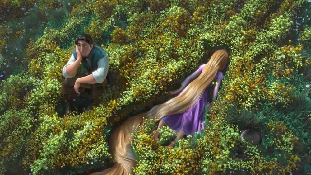 Rapunzel deprimida y tumbada boca abajo en la hierba. Flynn sentado a su lado con cara de harto aburrido. De la película Enredados.