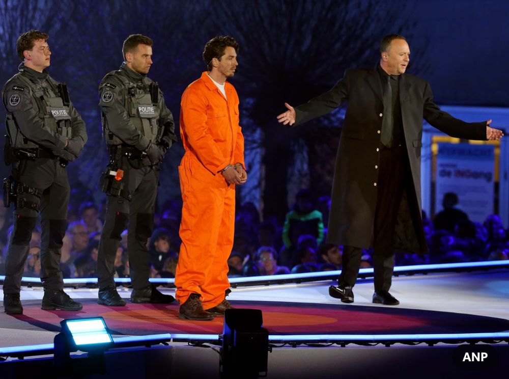 Image from The Passion 2025, a musical performance of the passion of Jesus, or the last days before Jesus’ crucifixion as related in the Gospels, set up every year by more liberal Christian/Protestant groups in the Netherlands. This was the 15th edition, played in the city of Terneuzen yesterday evening, on Maundy Thursday, aired live on TV by the national broadcasting company. 

The image shows Jesus being brought before Pilate, who finds him to be guiltless but sentences him nevertheless, to preserve imperial power and especially his own position. We see Jesus shackled, in an orange prison jumpsuit, brought before the imperial court by two men in military police/ICE style uniforms.