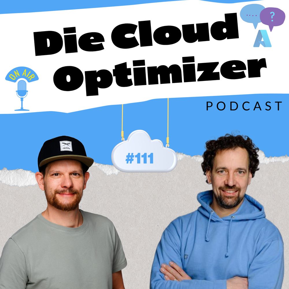 Zwei Männer stehen nebeneinander auf dem Cover des Podcasts „Die Cloud Optimizer“. Einer trägt eine schwarze Cap und ein graues T-Shirt, der andere einen blauen Hoodie. In der Mitte hängt eine Wolke mit der Episodennummer #111. Im Hintergrund sind Himmel und Papiertextur-Optik zu sehen.
