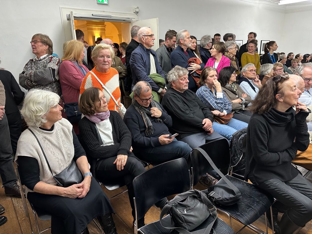 Blick in den voll gefüllten Begrüßungssaal.