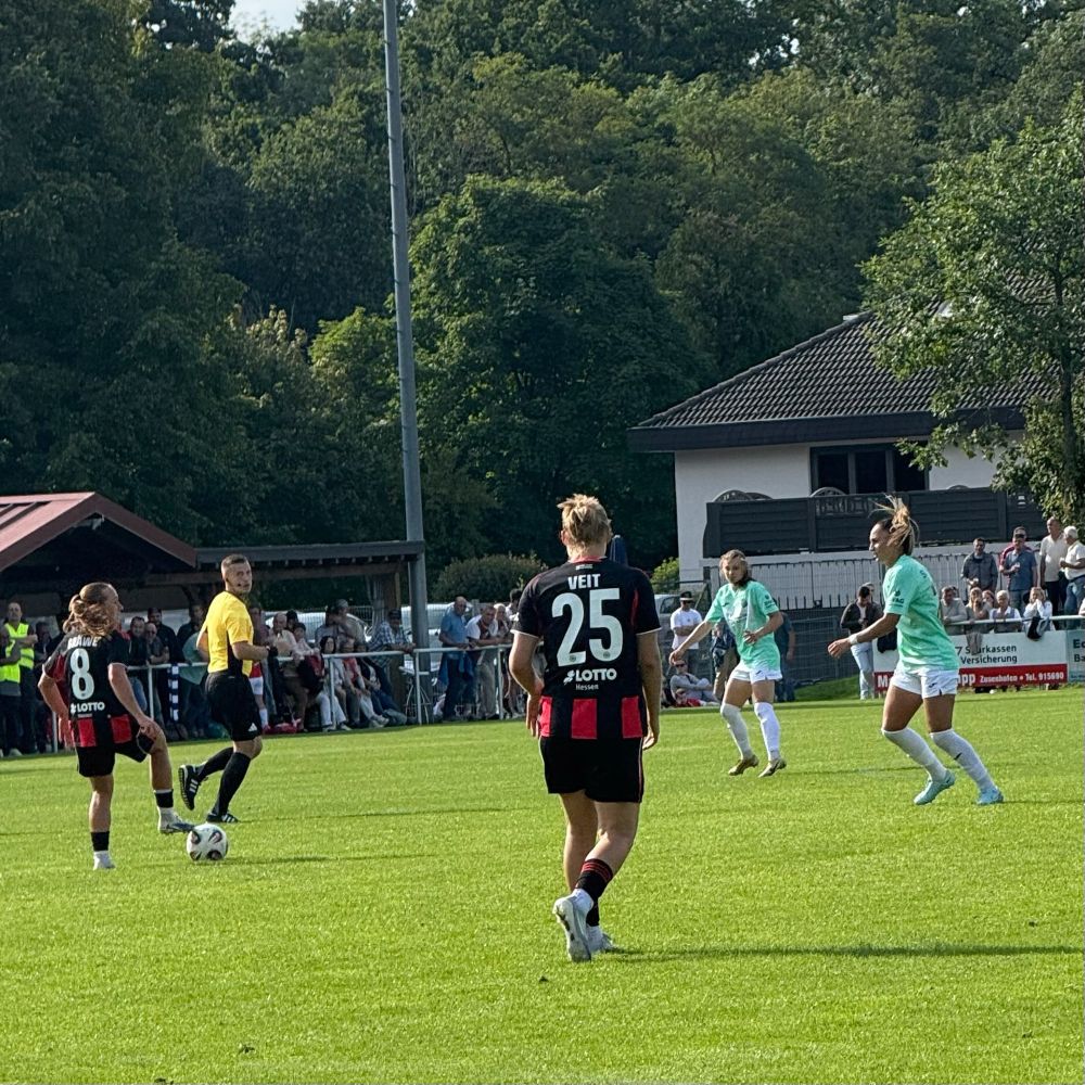 Gräwe tritt auf den Ball